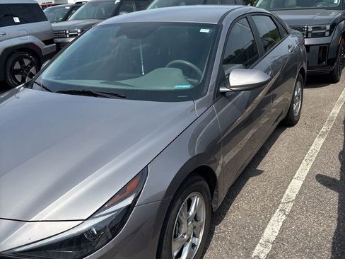 Used 2023 Hyundai Elantra SE FWD image 4