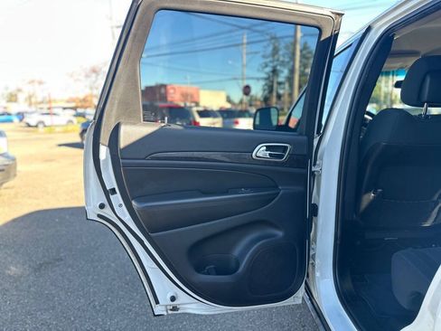 Used 2011 Jeep Grand Cherokee Laredo AWD/4WD image 19