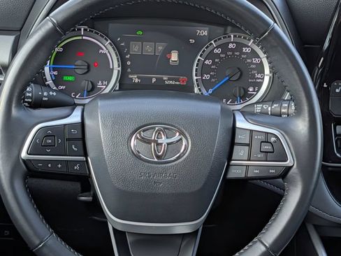 Used 2024 Toyota Highlander XLE AWD/4WD image 11