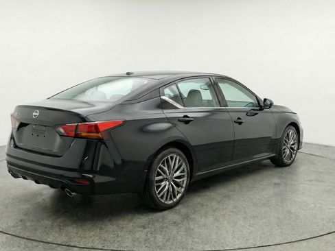 Used 2025 Nissan Altima 2.5 SV FWD image 9