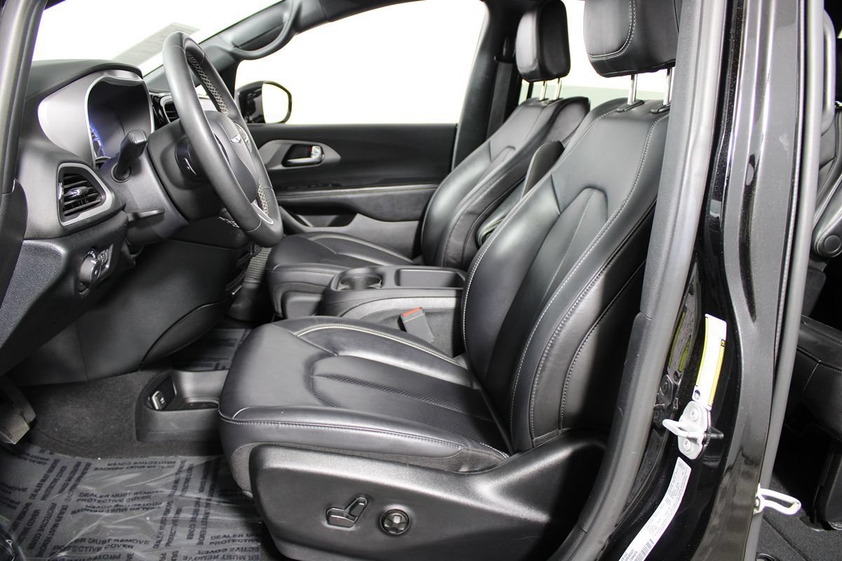 Used 2025 Chrysler Pacifica Select FWD image 7
