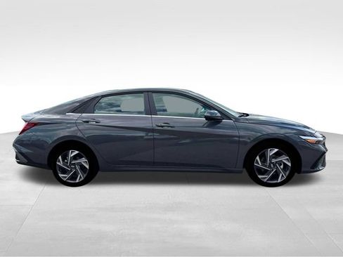 New 2025 Hyundai Elantra SEL image 9