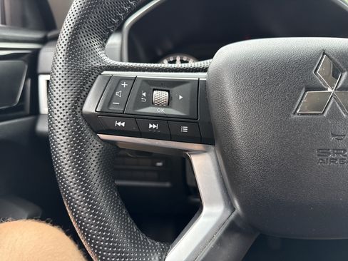 Used 2025 Mitsubishi Outlander SE AWD/4WD image 2