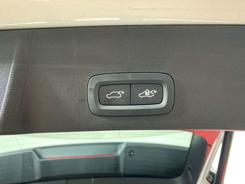 Used 2025 Volvo XC40 B5 Plus image 34