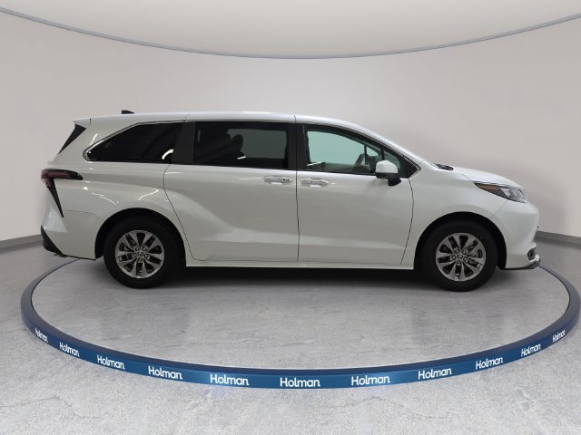 Used 2025 Toyota Sienna XLE FWD image 4