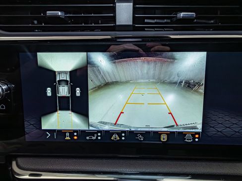 Used 2025 GMC Sierra 2500 AT4 image 22