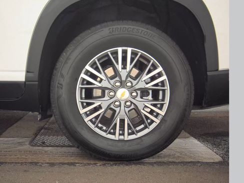 Used 2025 Chevrolet Traverse LT image 13