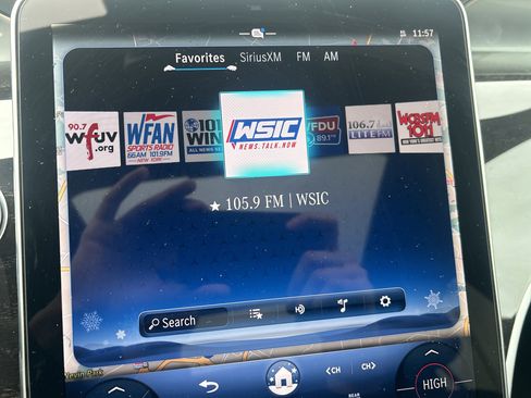 Used 2025 Mercedes-Benz GLC 300 4MATIC w/ Driver Assistance Package image 23