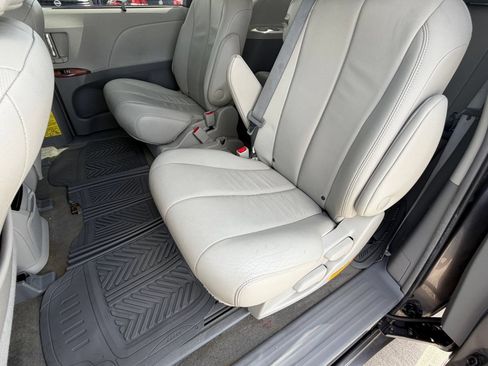 Used 2014 Toyota Sienna XLE FWD image 22