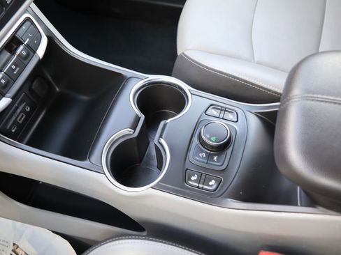 Used 2024 GMC Terrain SLT image 16