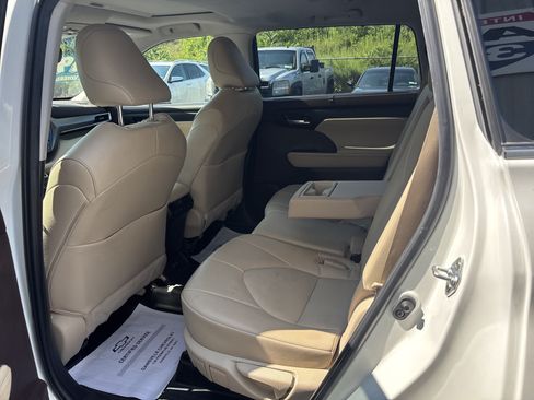 Used 2022 Toyota Highlander XLE AWD/4WD image 9