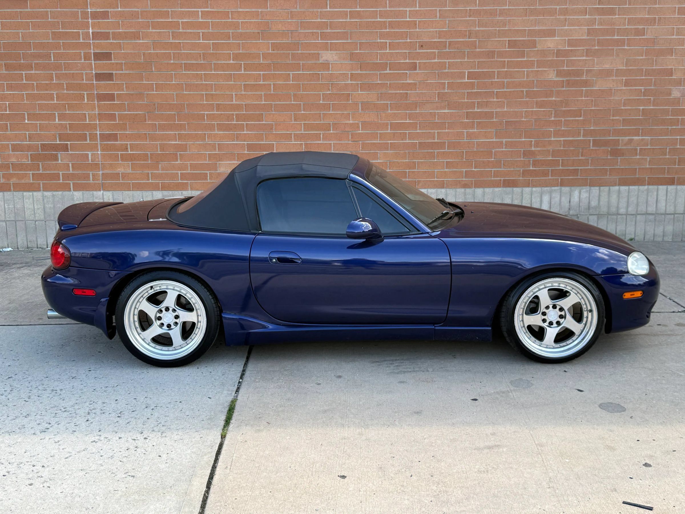 Used 2004 MAZDA MX-5 Miata LS w/ Sports Look Appearance Pkg RWD image 9
