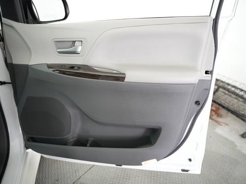 Used 2020 Toyota Sienna XLE w/ XLE Navigation Package FWD image 47