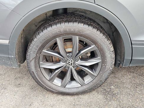 Used 2022 Volkswagen Tiguan SE w/ Panoramic Sunroof Package image 9