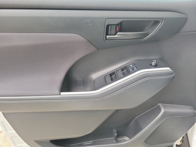 Used 2022 Toyota Highlander L FWD image 20