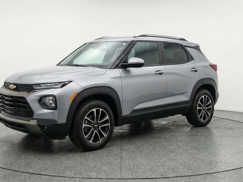 Used 2025 Chevrolet TrailBlazer LT image 3