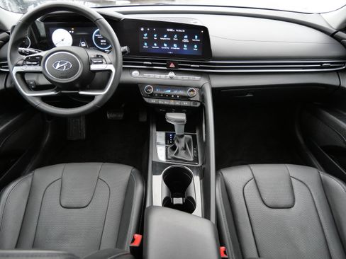 Certified 2022 Hyundai Elantra Limited w/ Preferred Accessory Package image 10