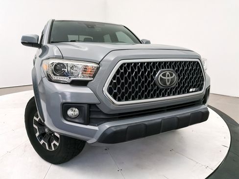 Used 2019 Toyota Tacoma TRD Off-Road image 2