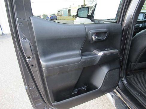 Used 2021 Toyota Tacoma Limited image 18
