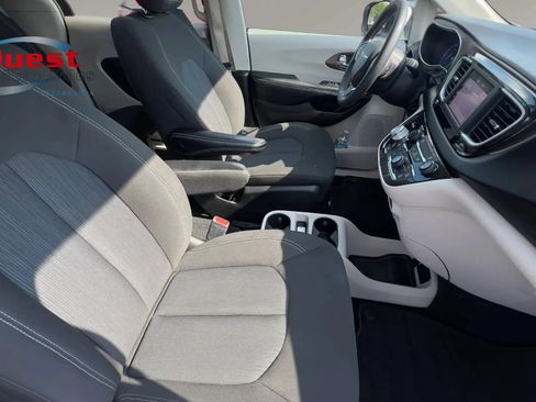 Used 2022 Chrysler Voyager LX FWD image 16