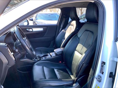 Used 2019 Volvo XC40 T5 Momentum image 8