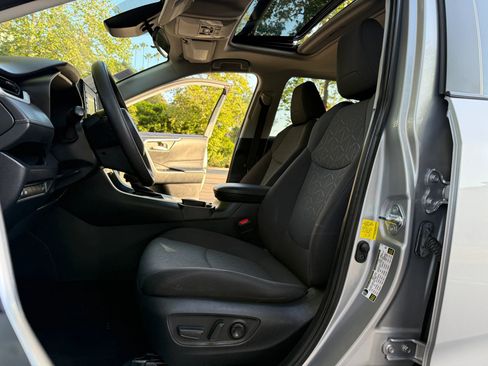 Used 2021 Toyota RAV4 XLE w/ Convenience Package FWD image 11
