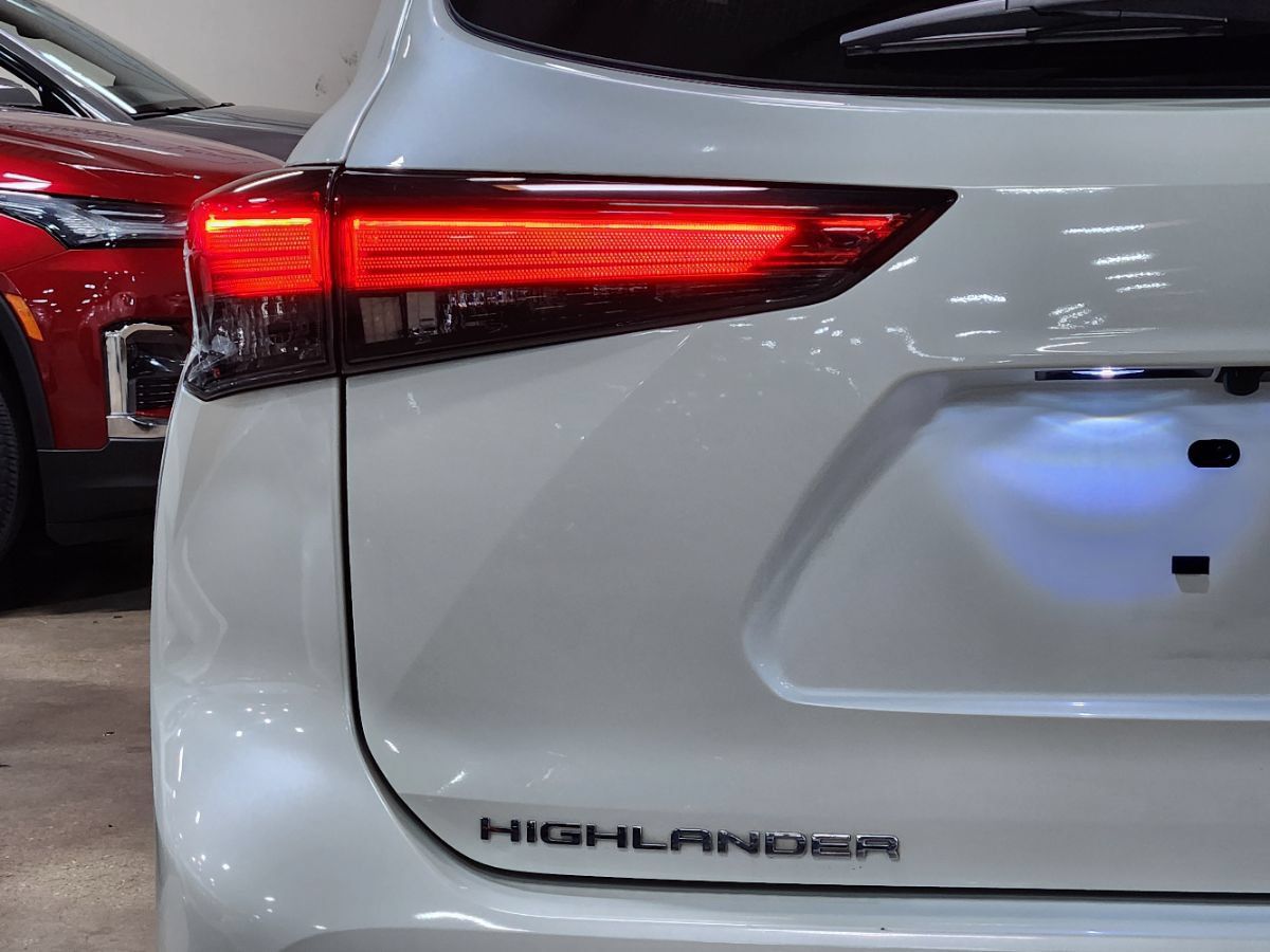 Used 2021 Toyota Highlander XLE AWD/4WD image 20