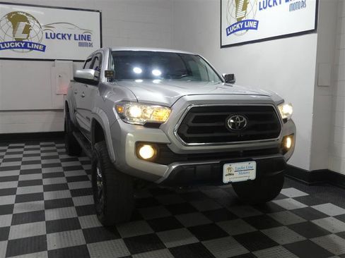 Used 2020 Toyota Tacoma SR5 w/ Blackout Package AWD/4WD image 5