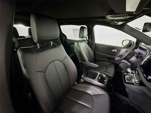 New 2026 Chrysler Pacifica Select image 30