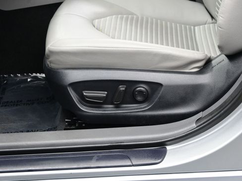 Used 2024 Toyota Camry SE image 11