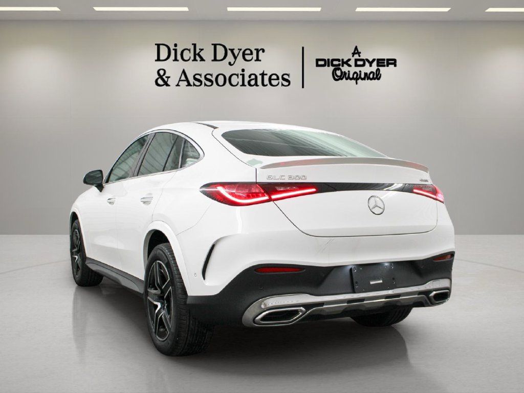 Used 2025 Mercedes-Benz GLC 300 4MATIC image 9