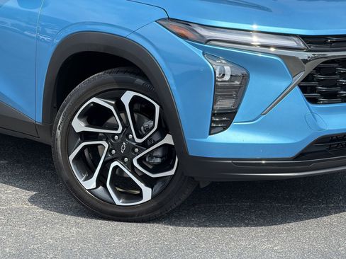 Used 2025 Chevrolet Trax RS w/ Sunroof Package FWD image 3
