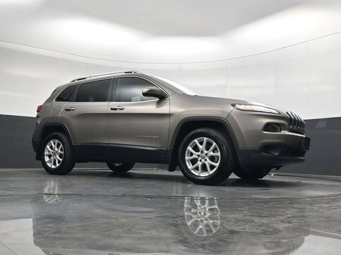 Used 2018 Jeep Cherokee Latitude w/ Cold Weather Group AWD/4WD image 39