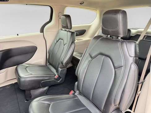 Used 2024 Chrysler Pacifica Touring-L FWD image 37