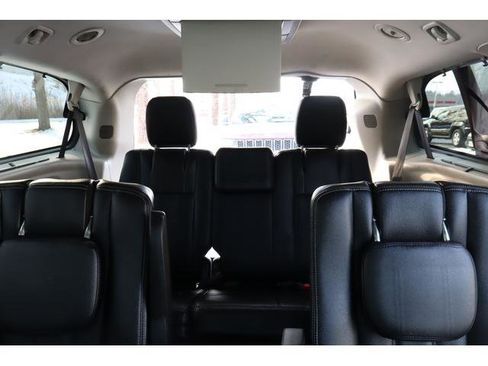 Used 2016 Chrysler Town & Country Touring-L image 18