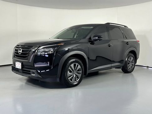 Used 2024 Nissan Pathfinder SV w/ SV Premium Package AWD/4WD image 3