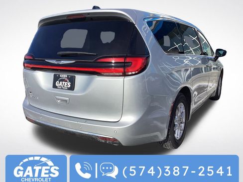 Used 2024 Chrysler Pacifica Touring-L image 10