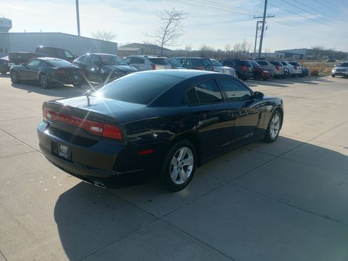 Used 2012 Dodge Charger SE RWD image 4