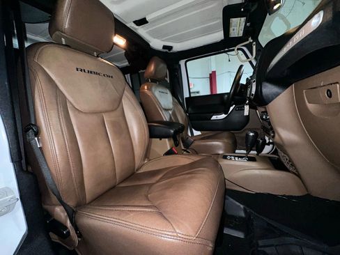 Used 2016 Jeep Wrangler Unlimited Rubicon w/ Connectivity Group image 32