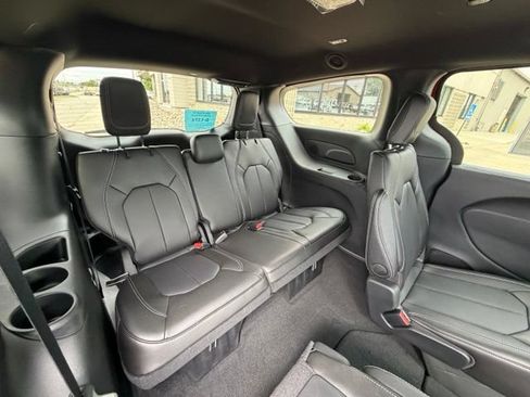 New 2027 Chrysler Pacifica Select FWD image 12