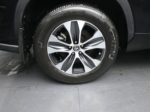 Used 2023 Toyota Highlander XLE image 10