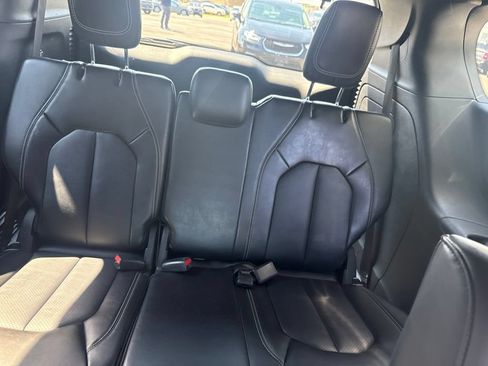 Used 2024 Chrysler Pacifica Limited FWD image 32