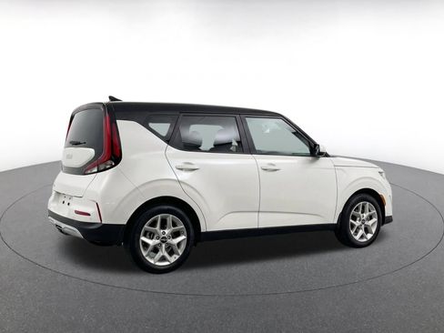 Used 2025 Kia Soul LX w/ LX Technology Package FWD image 9