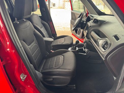 Used 2018 Jeep Renegade Latitude FWD image 27