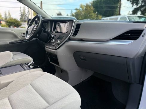 Used 2019 Toyota Sienna LE w/ Carpet Mat Package FWD image 25