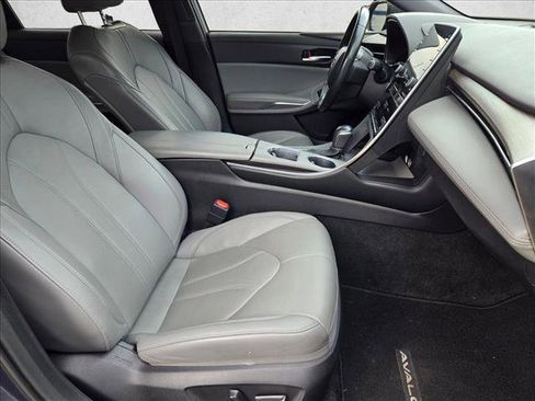 Used 2022 Toyota Avalon XLE image 19