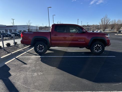 Used 2016 Toyota Tacoma TRD Off-Road image 11