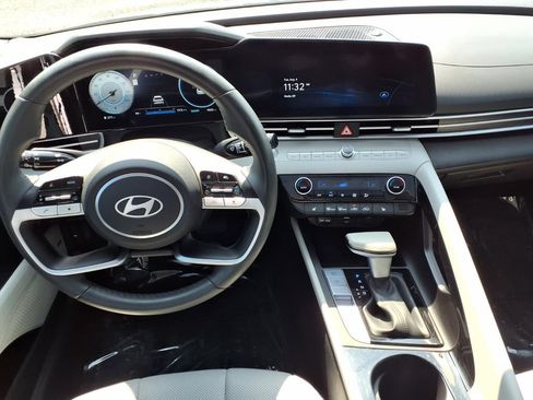 Certified 2025 Hyundai Elantra Limited FWD image 8