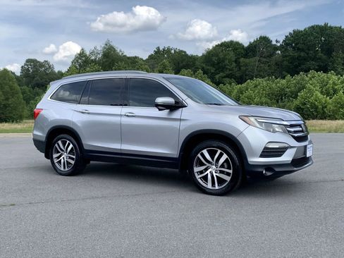 Used 2017 Honda Pilot Touring image 1