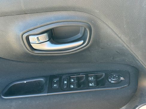 Used 2019 Jeep Renegade Sport image 9